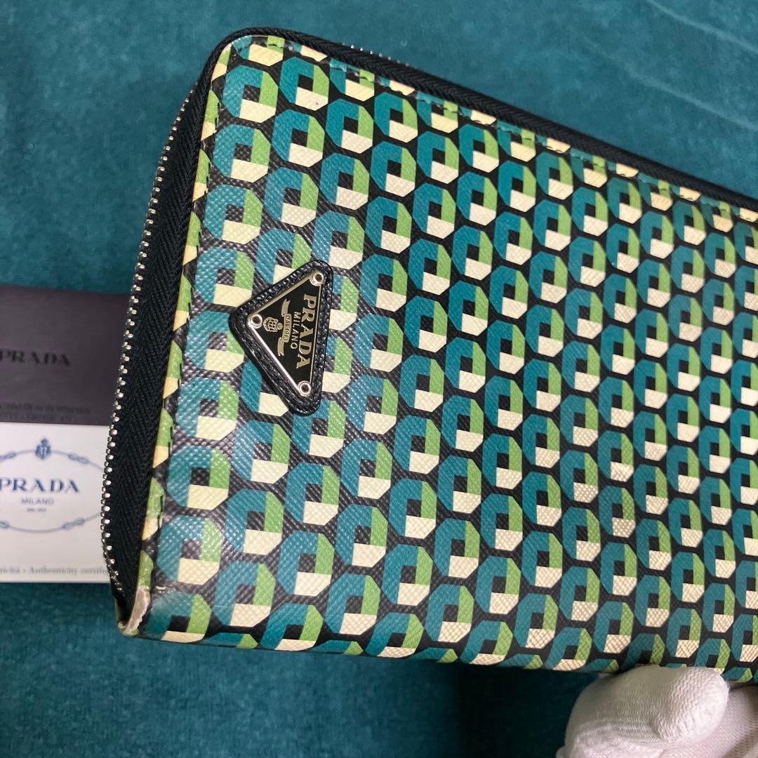 PRADA 幾何学模様 長財布