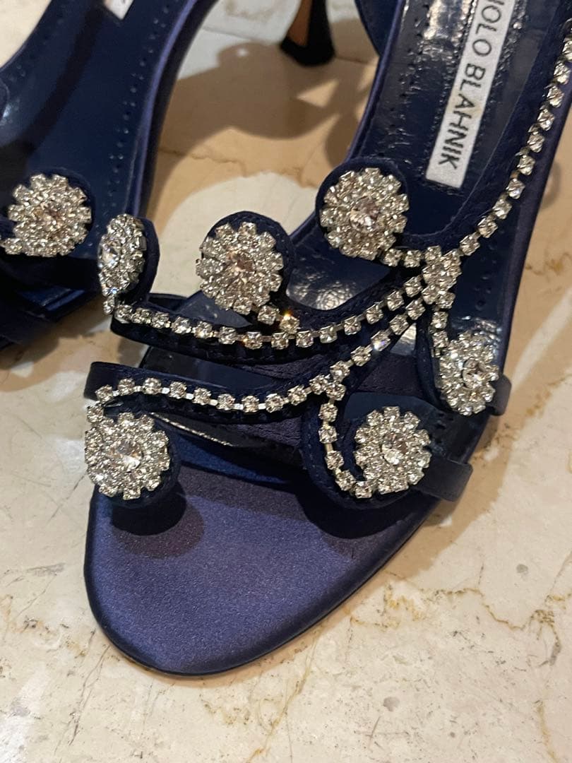 マノロブラニク　38 ネイビー　サテン　ビジュー