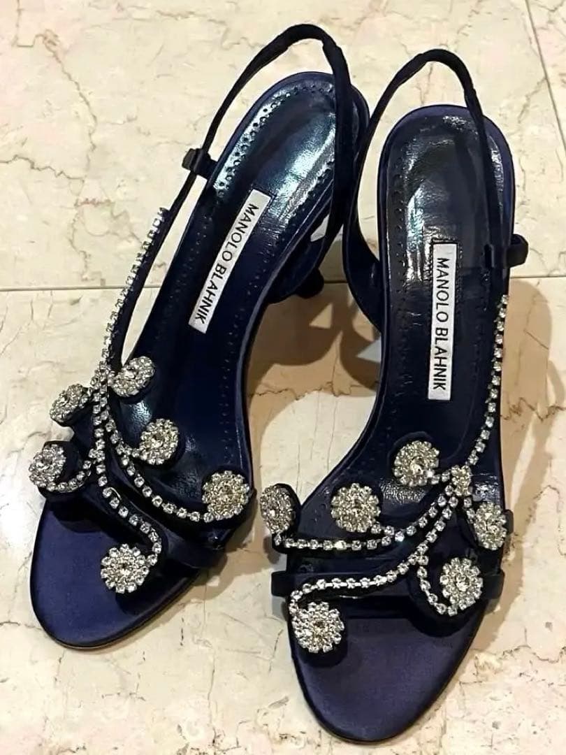 マノロブラニク　38 ネイビー　サテン　ビジュー