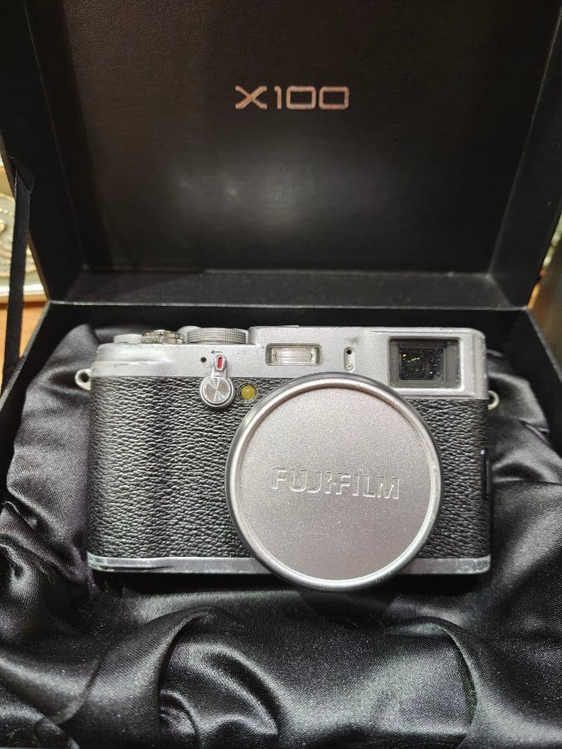 Fujifilm X100 コンパクトデジタルカメラ 箱 充電器バッテリー3個付