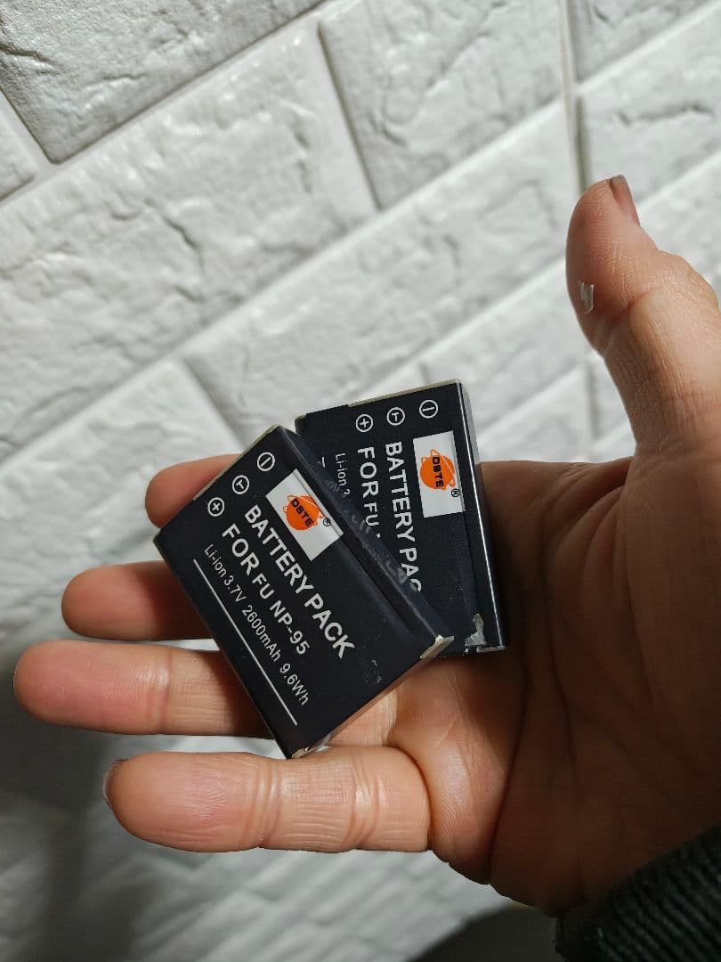 Fujifilm X100 コンパクトデジタルカメラ 箱 充電器バッテリー3個付