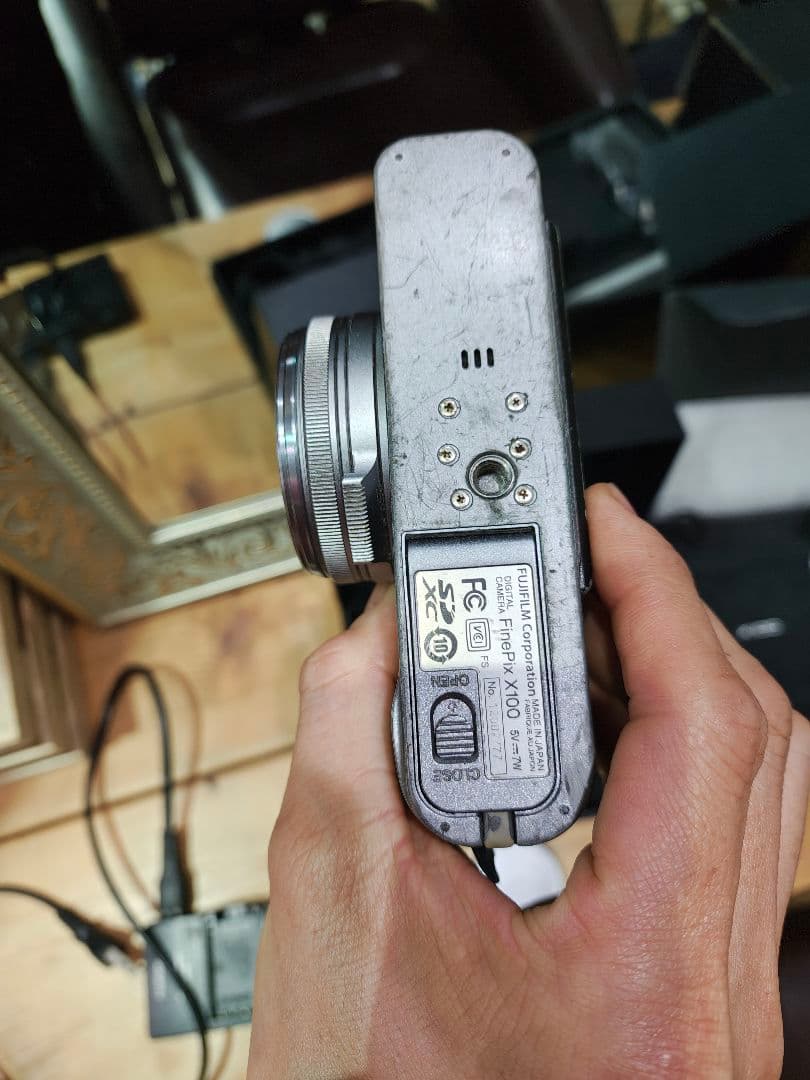 Fujifilm X100 コンパクトデジタルカメラ 箱 充電器バッテリー3個付