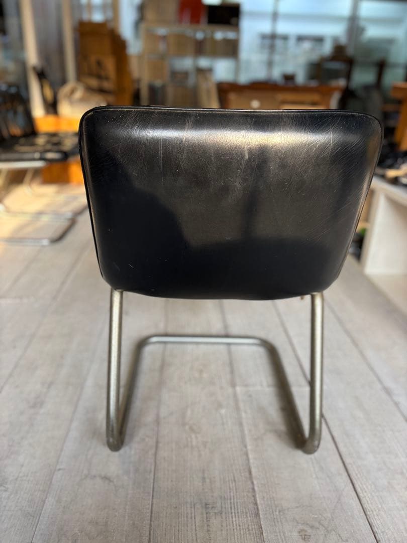 黒い皮革の椅子　1脚