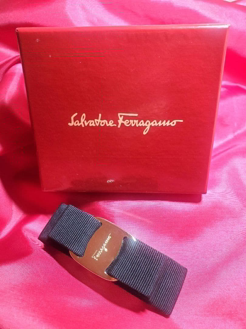 【美品】フェラガモ　バレッタ 　ブラック×ゴールド　ヴァラ