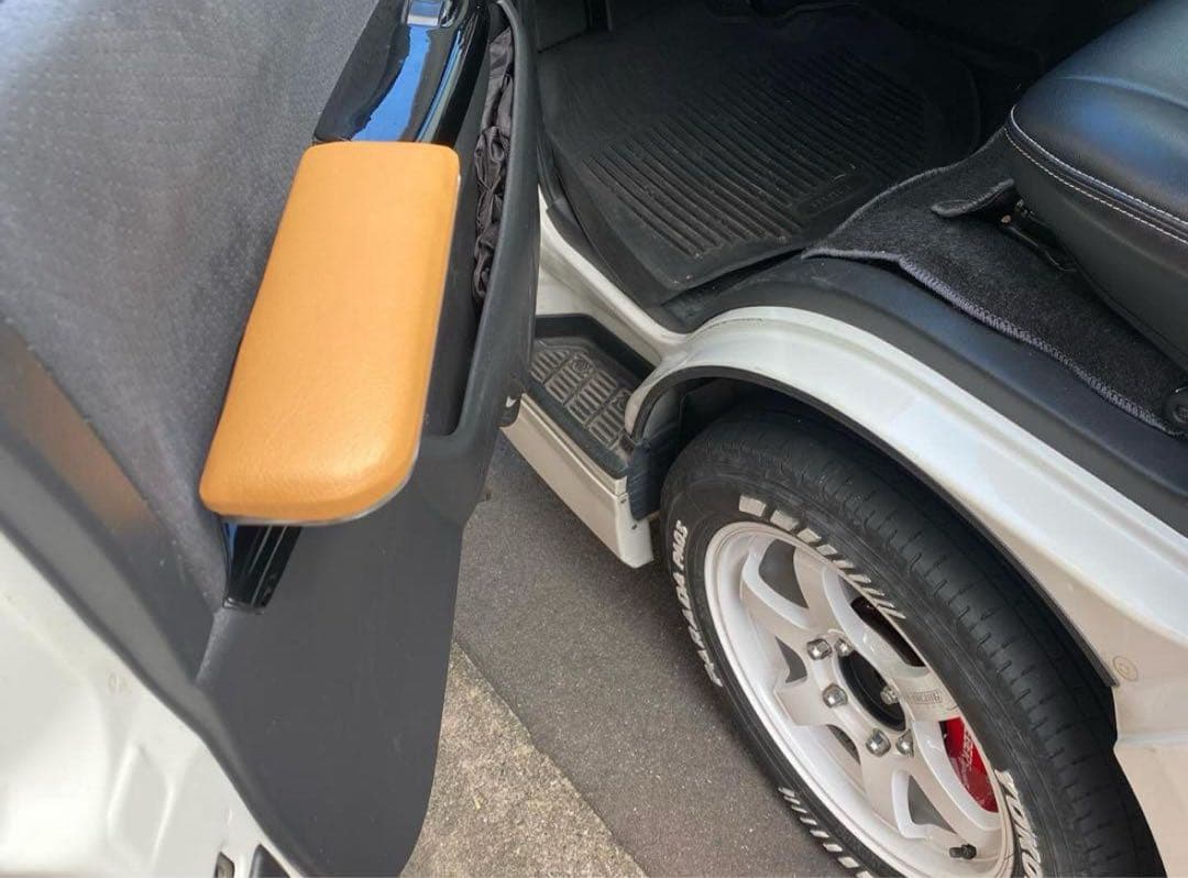 ハイエース200系　運転席側　アームレスト&フットレスト　超ワイドロングタイプ