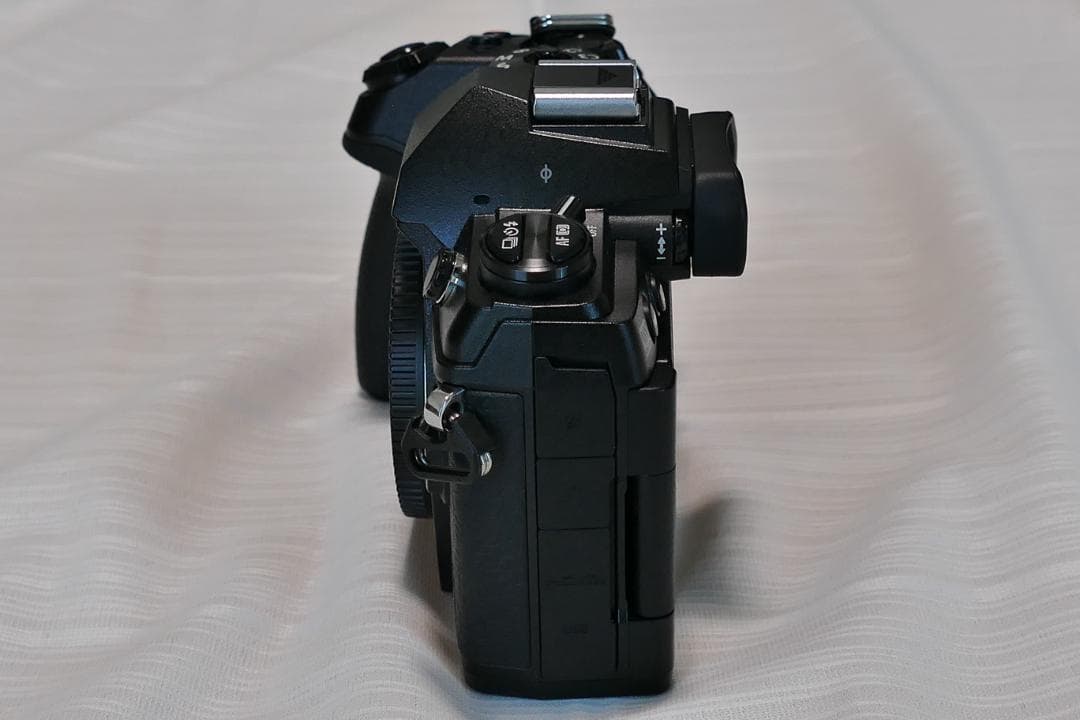 新品同様 OLYMPUS E-M1 MarkⅢ シャッター回数1264！