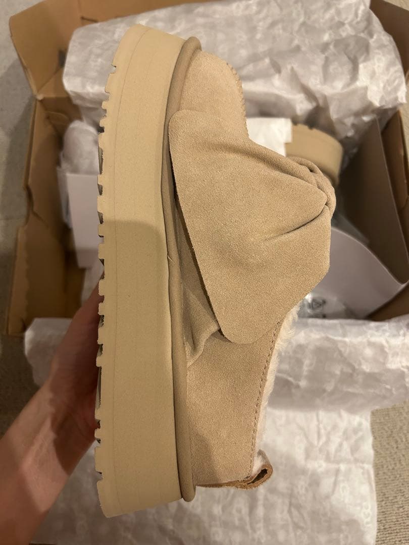 UGG W PLATFORM SLIP-ON BOW 7 サンド