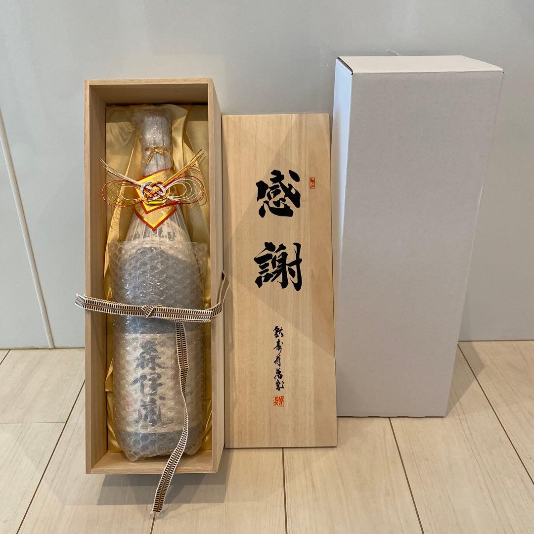 森伊蔵の1800ml焼酎、専用箱入り。