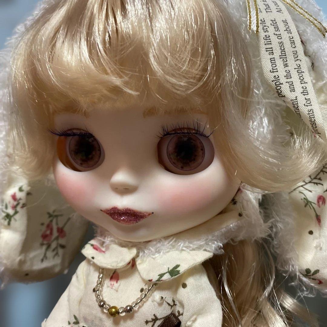 『うさ耳ちゃん』カスタムドール ブロンドヘア唇とマブタにきらきらラメ入り