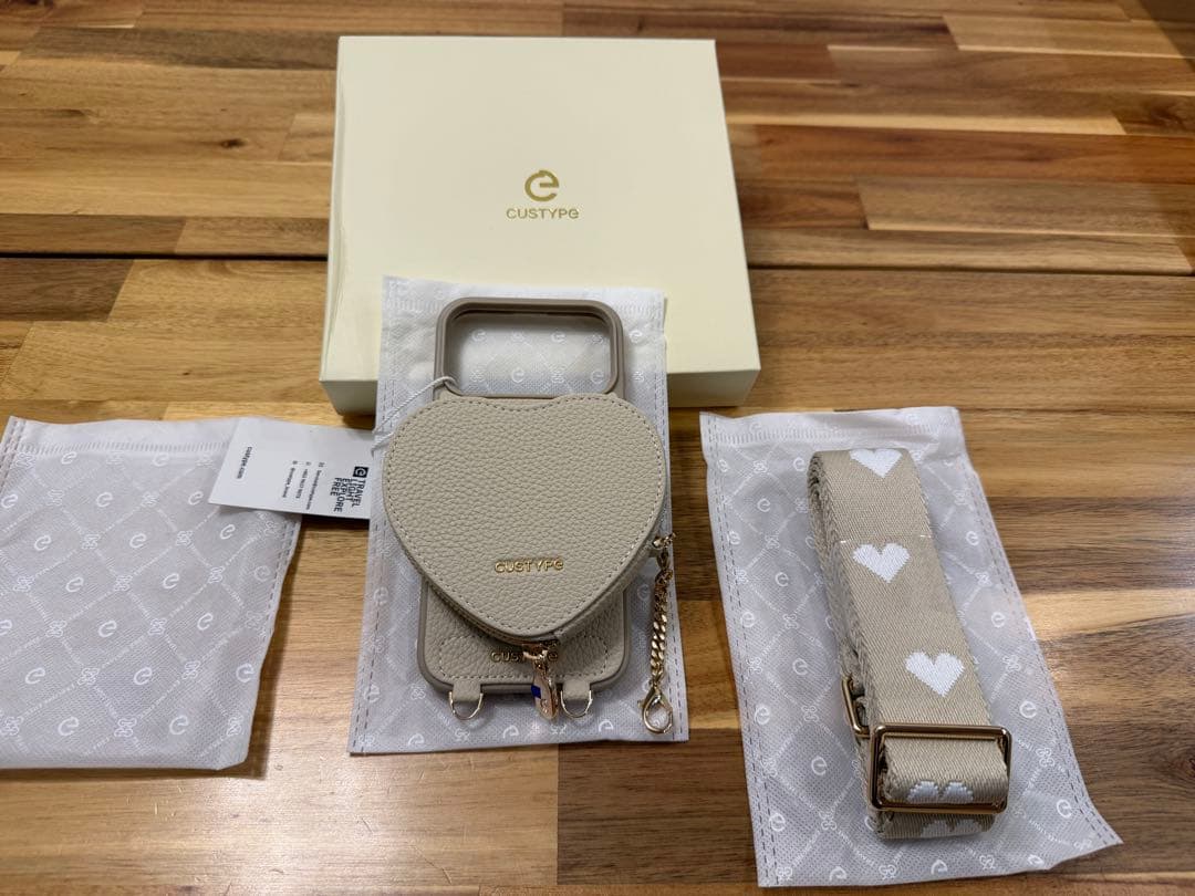 custype ハート型ポーチ付きiPhoneケース　17pro max