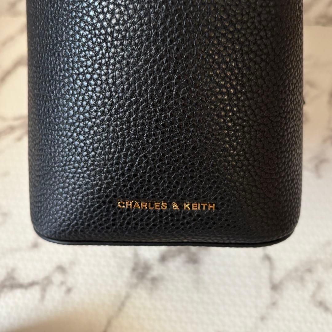 CHARLES＆KEITH ベリル リサイクルレザーバケツバッグ