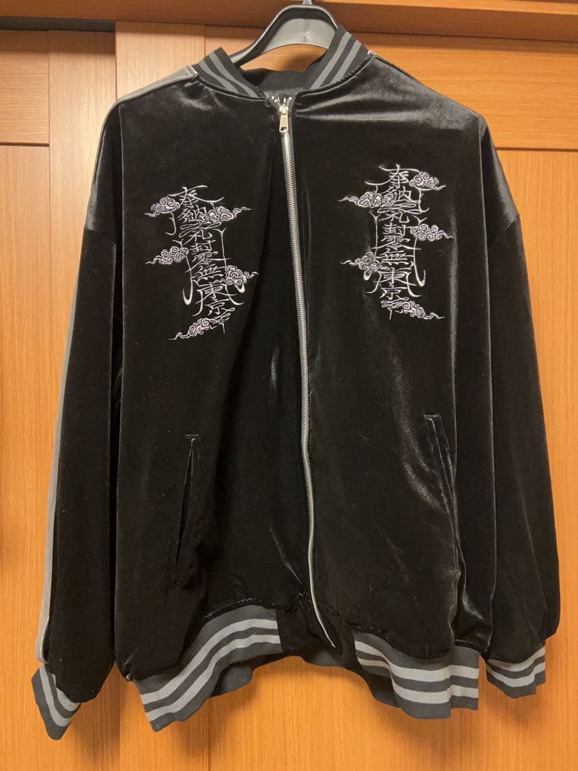 『REFLEM/レフレム』ドラゴン刺繍ベロアスカジャン　ブラック×グレー