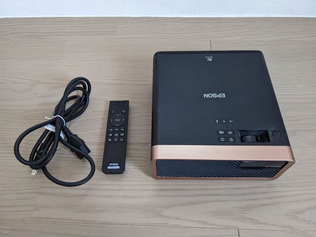 EPSON　プロジェクター　Dreamio　EF-100B