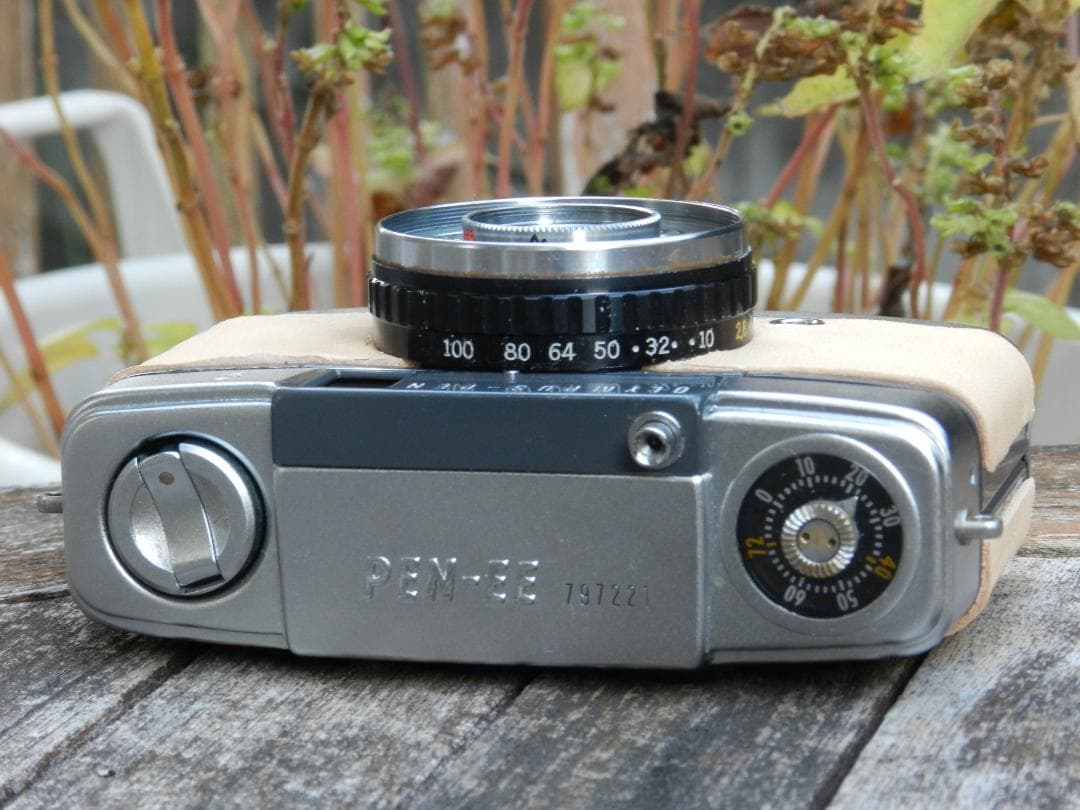 本革　ベージュ　OLYMPUS-PEN EE-S ハーフフレームフィルムカメラ