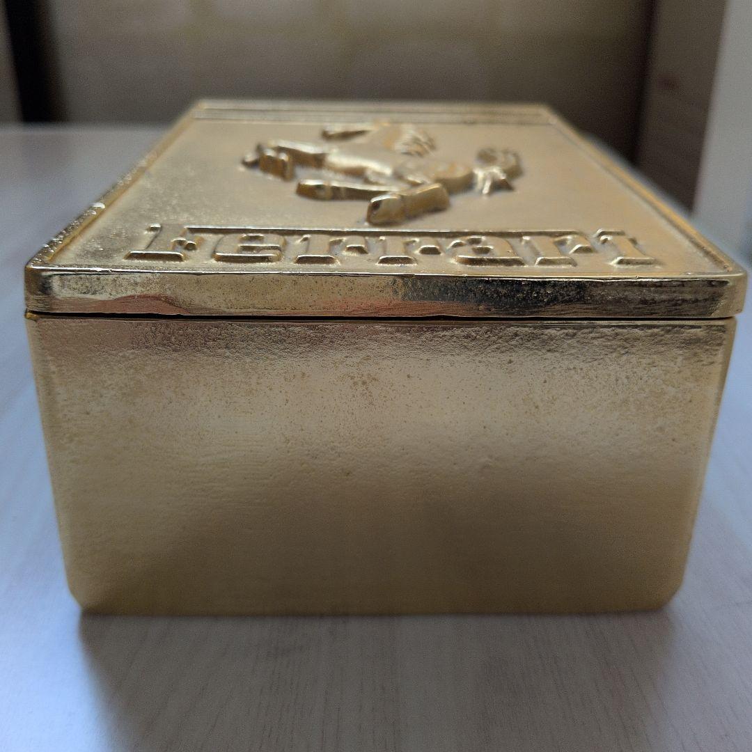 フェラーリ　金色　小箱