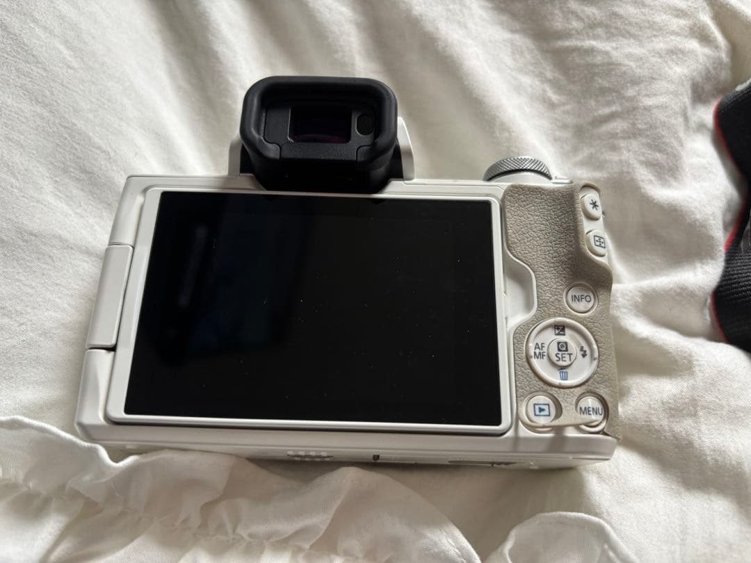 Canon ミラーレス一眼カメラ EOS Kiss M2 ボディー ホワイト