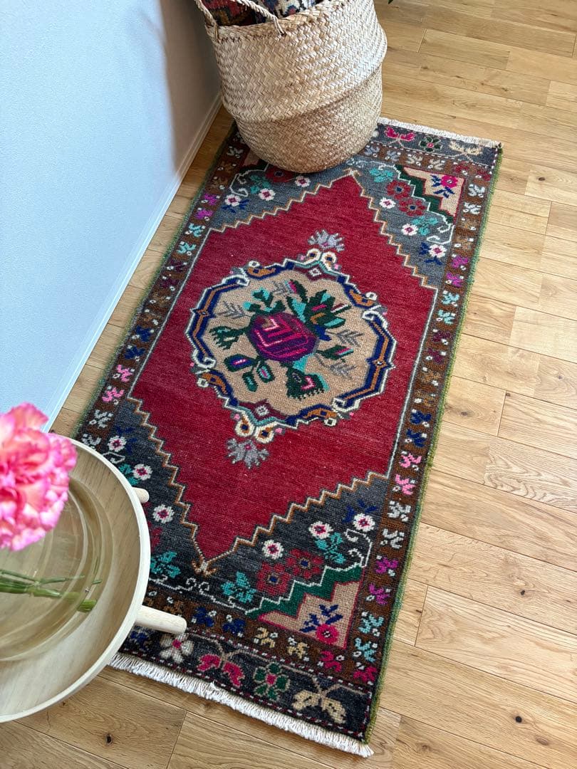 スモールサイズ　赤い花柄のヴィンテージラグ　トルコアナトリア地方