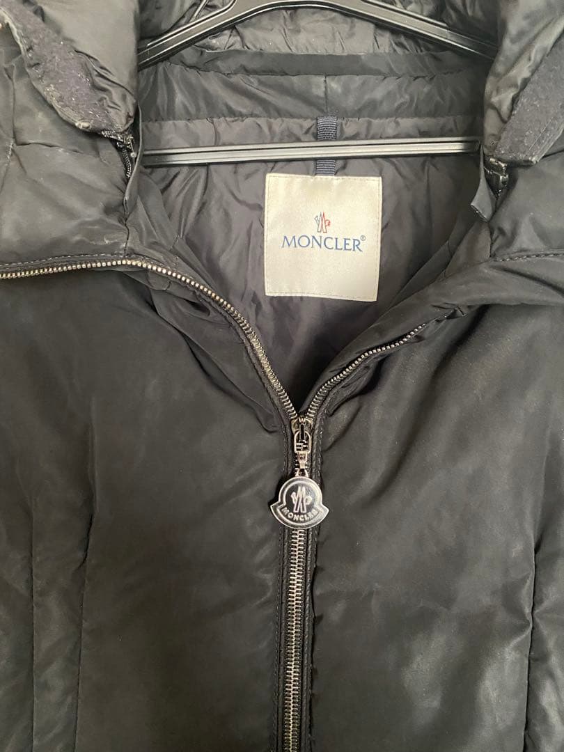 MONCLER ブラックダウンジャケット フード付き