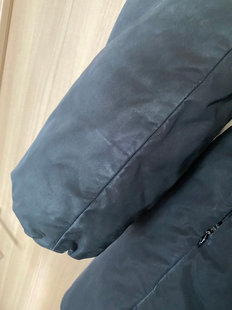 MONCLER ブラックダウンジャケット フード付き