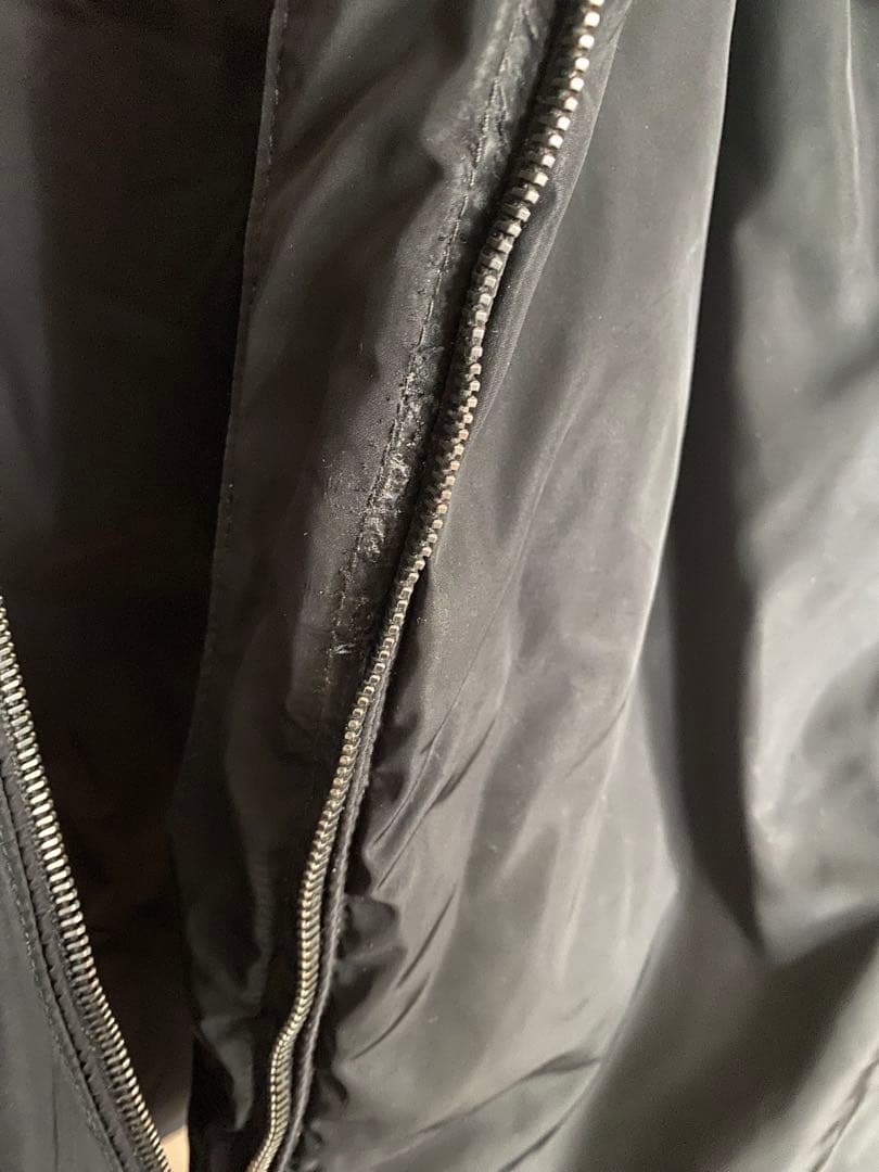 MONCLER ブラックダウンジャケット フード付き