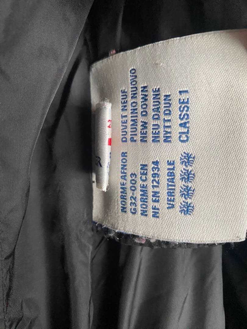 MONCLER ブラックダウンジャケット フード付き