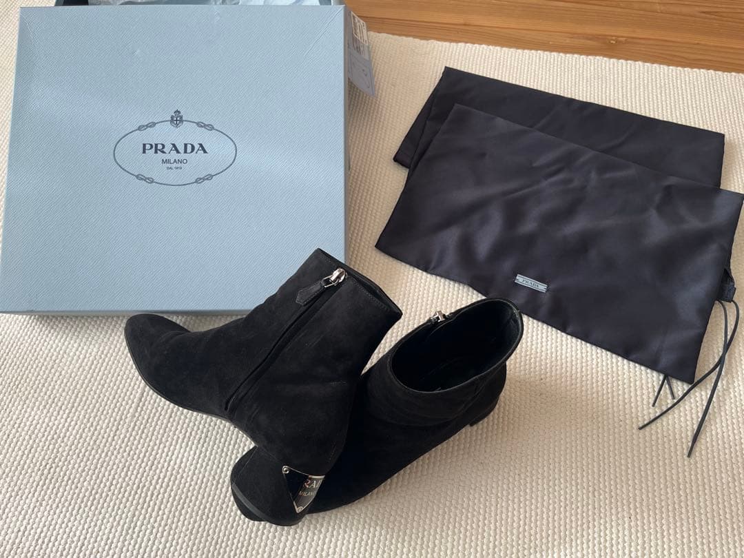 PRADA プラダ　スエードアンクルブーツ　ブラック　三角ロゴプレート