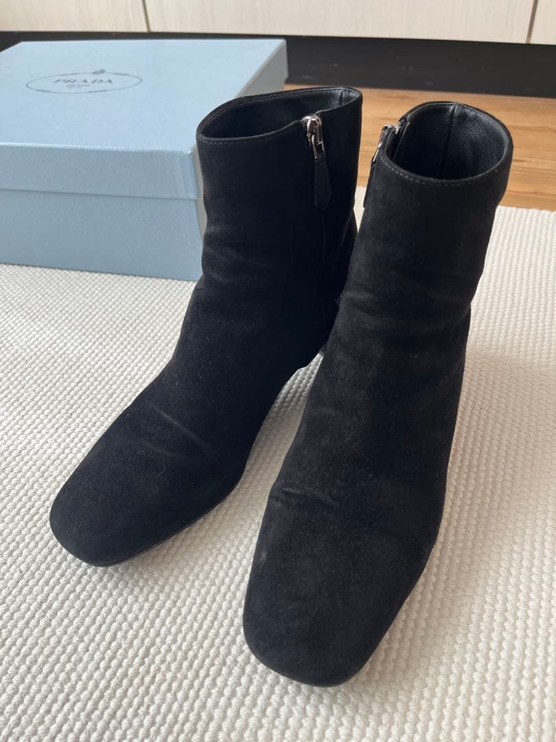 PRADA プラダ　スエードアンクルブーツ　ブラック　三角ロゴプレート