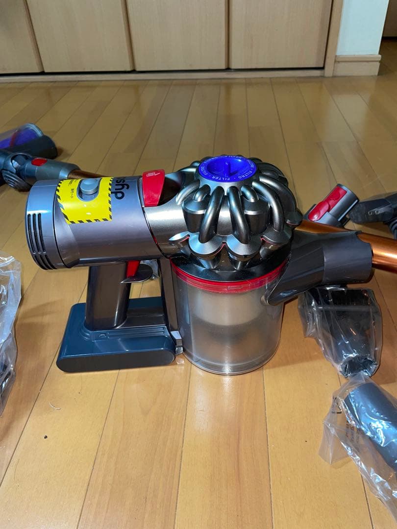 ダイソンV7 SV11コードレスクリーナー掃除機1