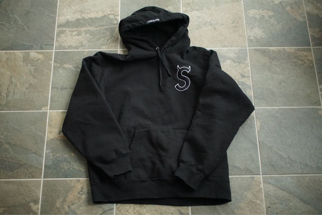 セ*様 Supreme デビル Sロゴ パーカー フーディ スウェットシャツ