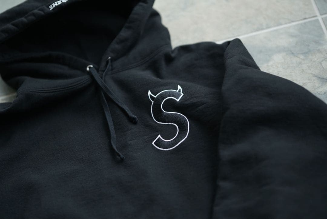 セ*様 Supreme デビル Sロゴ パーカー フーディ スウェットシャツ