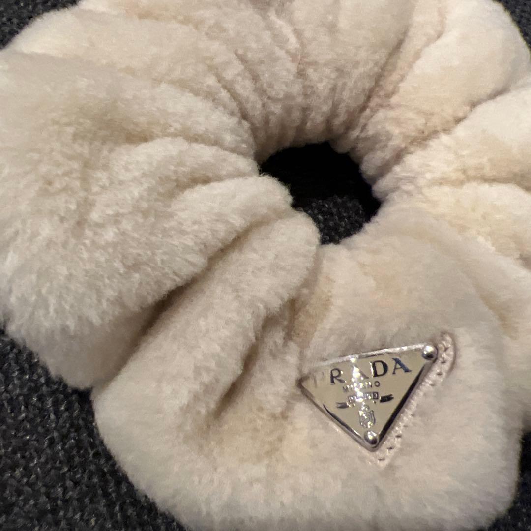 PRADA ファーシュシュ クリーム色