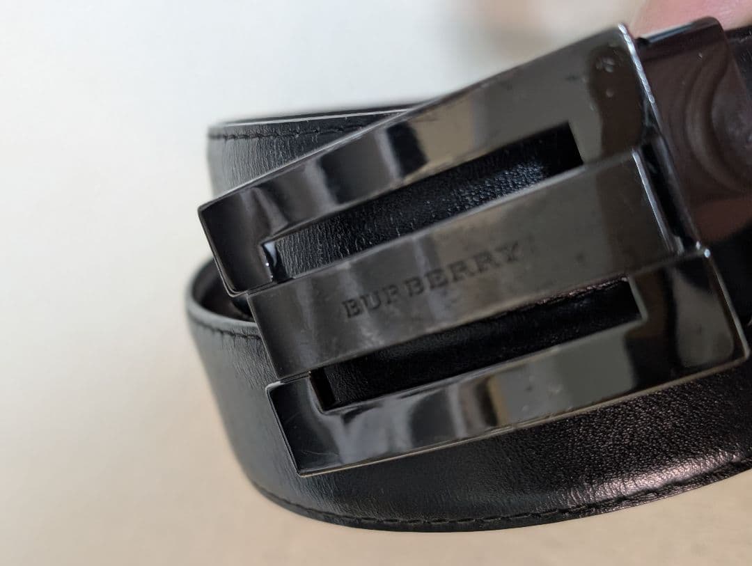 BURBERRY クロームブラックバックル カーフレザーベルト別ブランド