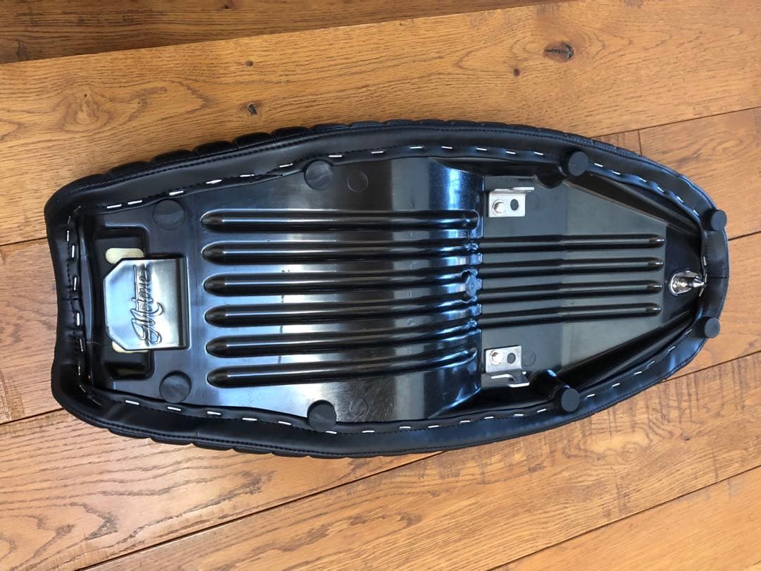 モートーン シート VIPER リブ ブラック ボンネビル系等(17-25)