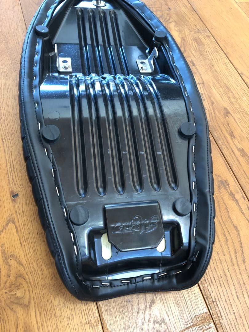 モートーン シート VIPER リブ ブラック ボンネビル系等(17-25)