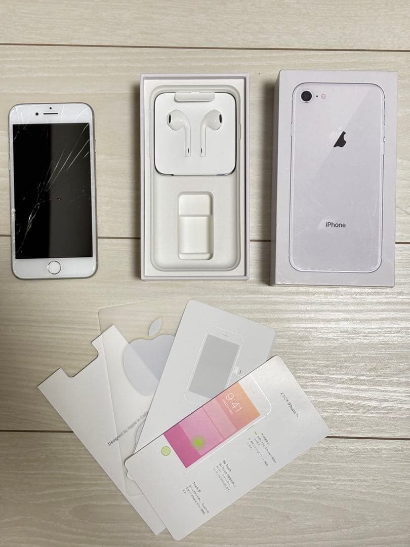 Apple iPhone 8 256GB シルバー 画面ひびあり