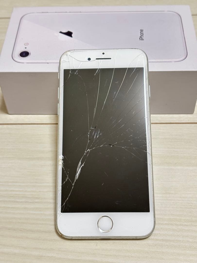 Apple iPhone 8 256GB シルバー 画面ひびあり