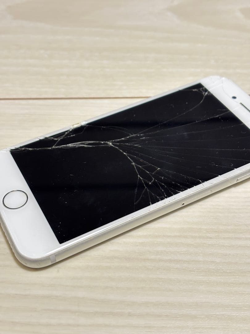 Apple iPhone 8 256GB シルバー 画面ひびあり