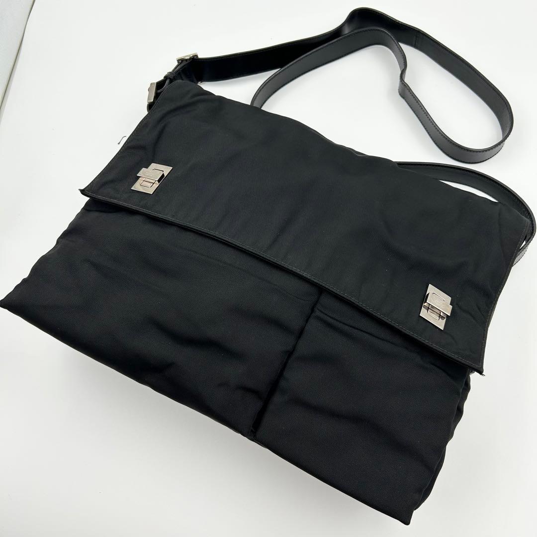 希少✨ グッチ ショルダーバッグ メッセンジャー ナイロン ブラック ロゴ