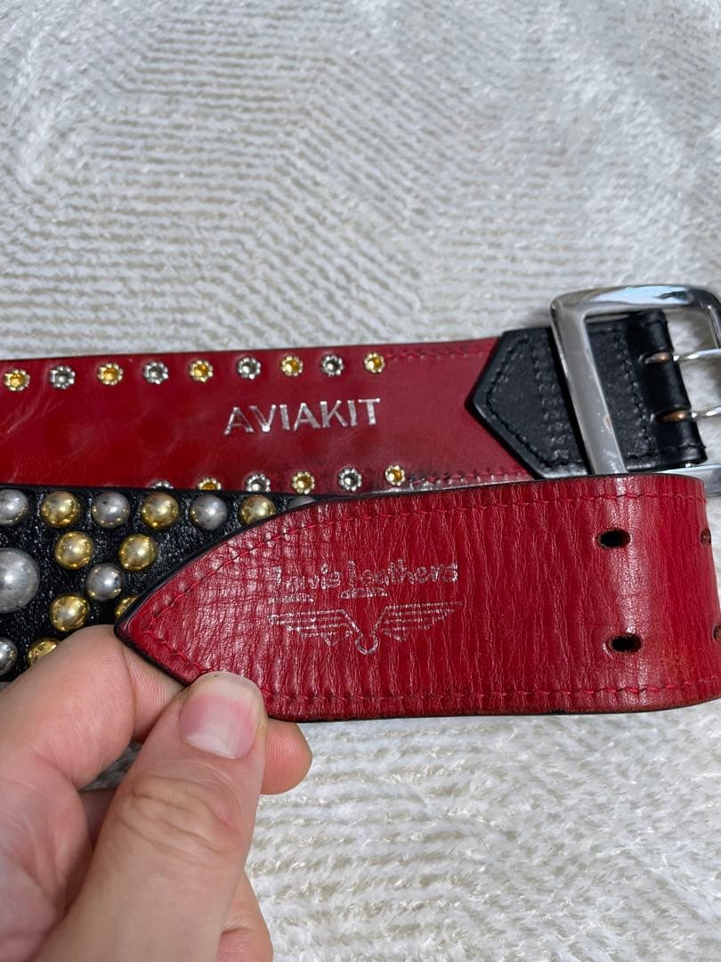 ルイスレザーズAviakitスタッズレザーベルト 黒と赤 S