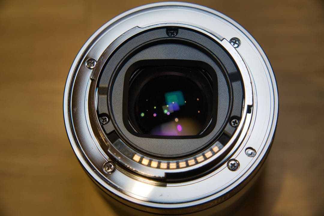 E 50mm F1.8 OSS APS-C用単焦点レンズ　シルバー