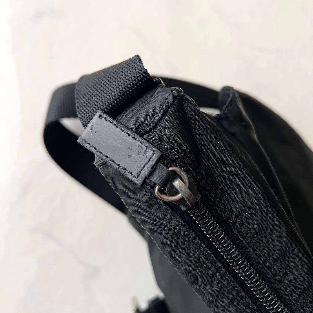 プラダ メッセンジャー ショルダーバッグ ブラック 三角プレート レザー 白タグ