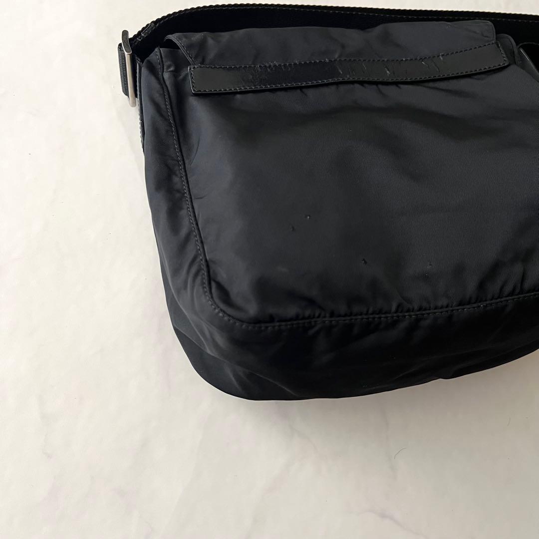 プラダ メッセンジャー ショルダーバッグ ブラック 三角プレート レザー 白タグ