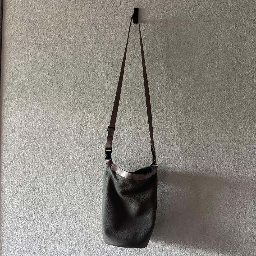 ERA. イーラ BUBBLE CALF ROLLTOP BAG 3L