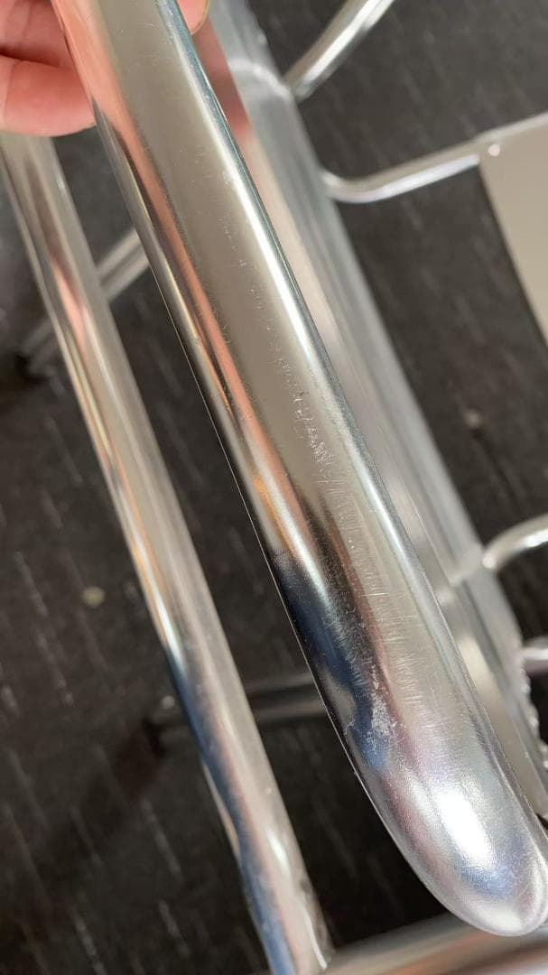 アルミ製シルバー椅子 曲線背もたれ 訳あり品　写真をご確認 SF27-02