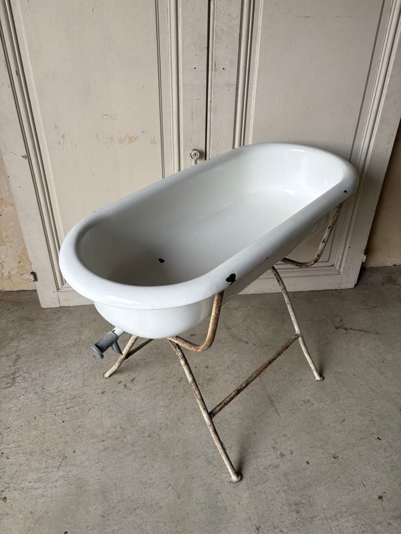 ベビーバス　ベース白　アンティーク
