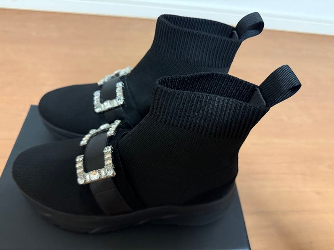 diana ブラック ストーンバックル付きニットブーツ