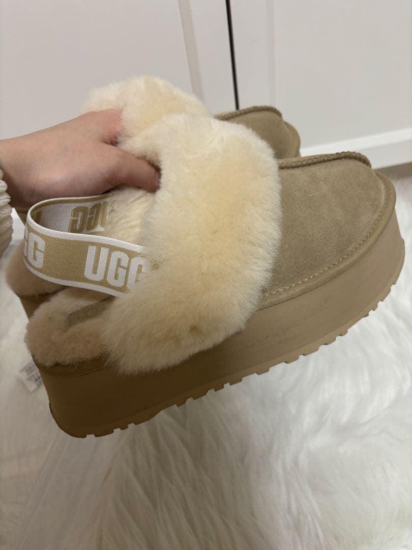 UGG ベージュ 厚底スライドサンダル