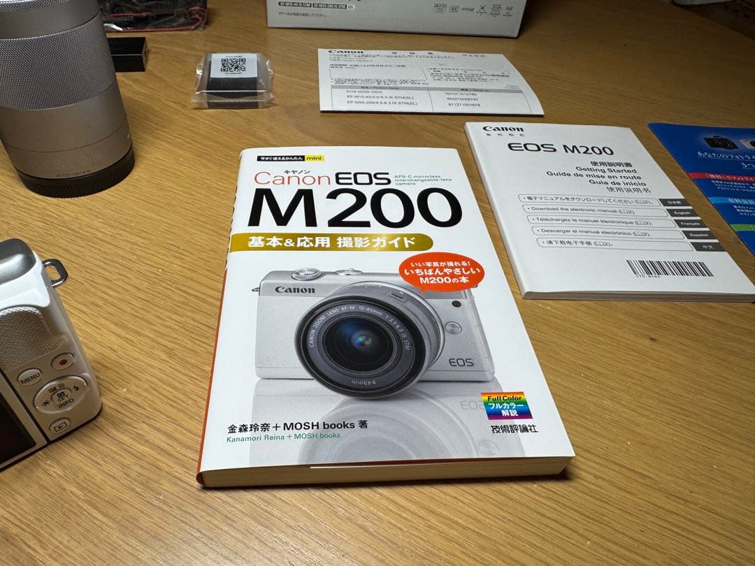 Canon EOS M200 ホワイト ダブルズームキット　おまけ付き