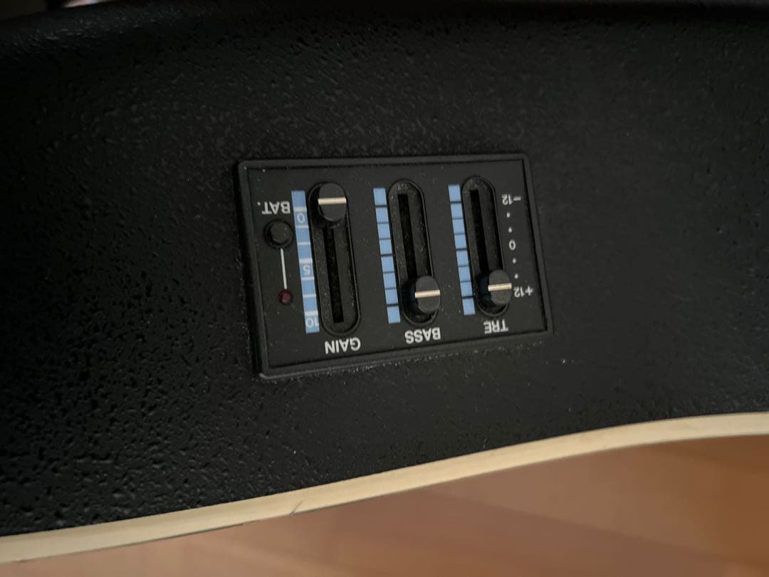 アコースティックギター ブラック プリアンプ搭載　ケース付き