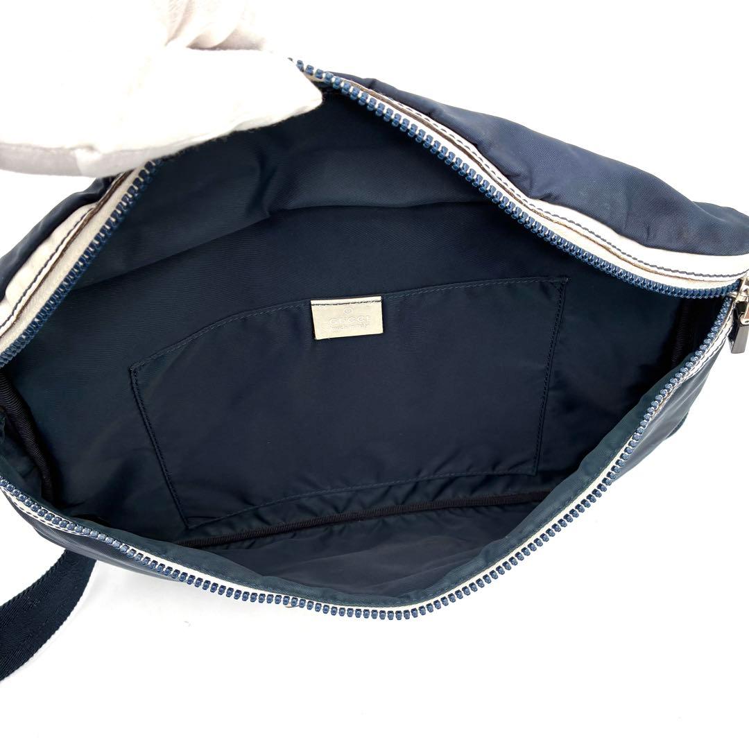 未使用に近い グッチ クレスト ボディバッグ ラバーロゴ 斜め掛け ネイビー